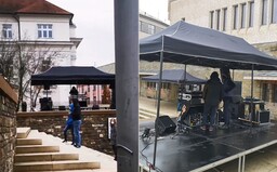 VIDEO: V Žiline testovanie spríjemňuje DJ na provizórnom koncerte. Keď ťa otestujú, môžeš si vychutnať výstavu