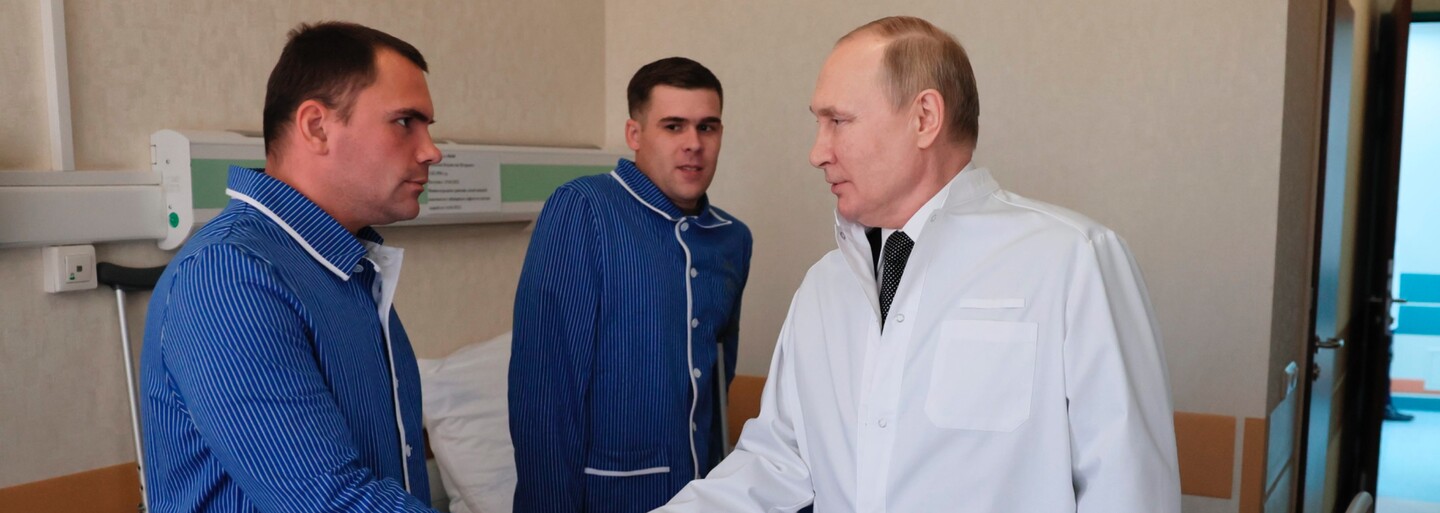 VIDEO: Vladimir Putin se poprvé od začátku války na Ukrajině podíval do očí zraněným ruským vojákům. Navštívil je v nemocnici