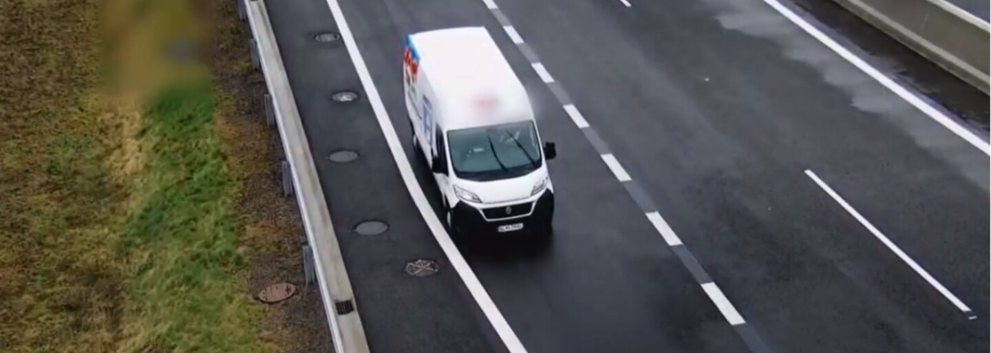 VIDEO: Vodič dodávky šnupal kokaín rovno pod diaľničnou kamerou. Prípad už vyšetrujú policajti
