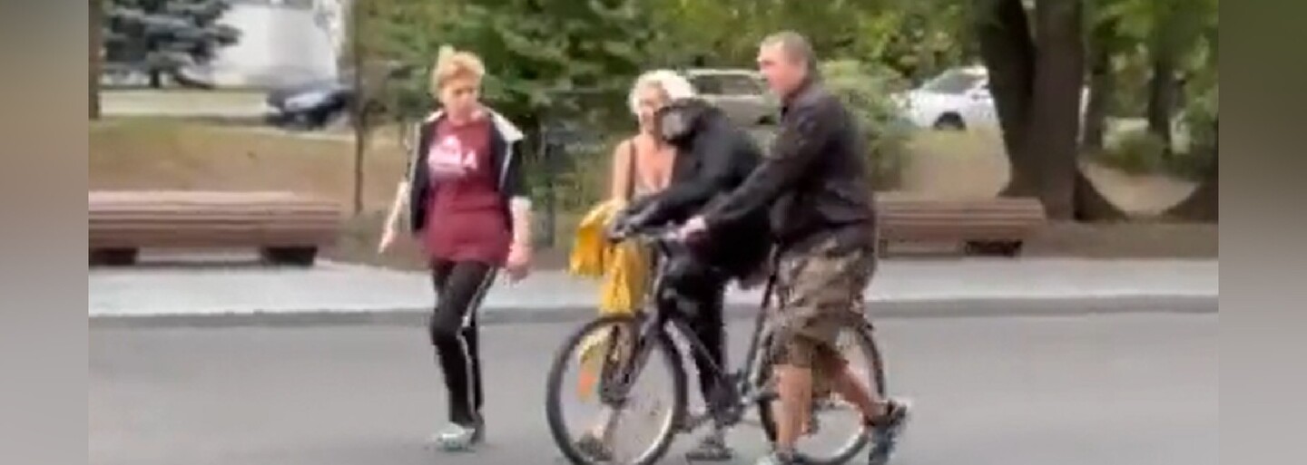 VIDEO: Z charkovské zoo utekla samice šimpanze, vrátila se v bundě a na kole
