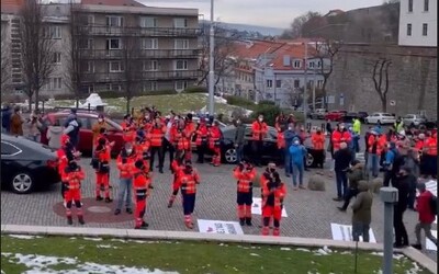 VIDEO: Záchranári aj napriek zákazu zhromažďovania sa protestovali pred parlamentom. Navýšenie platov o 34 eur ich nahnevalo