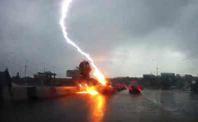 Video zachytáva, ako blesk zasiahol rovnaké auto dvakrát v rozmedzí sekundy: Pred očami mi prebehla smrť, hovorí autorka záznamu Video zachytáva, ako blesk zasiahol rovnaké auto dvakrát v rozmedzí sekundy: Pred očami mi prebehla smrť, hovorí autorka záznamu