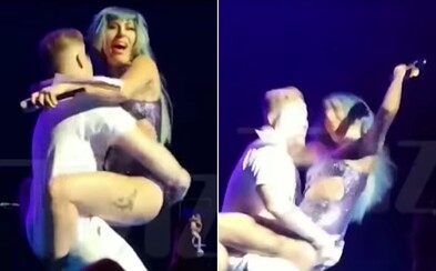 Video zachytáva, ako Lady Gaga spadla z pódia počas erotickej scénky s fanúšikom. Nevedela sa dostať naspäť, aby mohla pokračovať Video zachytáva, ako Lady Gaga spadla z pódia počas erotickej scénky s fanúšikom. Nevedela sa dostať naspäť, aby mohla pokračovať