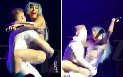 Video zachytáva, ako Lady Gaga spadla z pódia počas erotickej scénky s fanúšikom. Nevedela sa dostať naspäť, aby mohla pokračovať