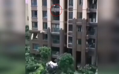 Video zachycuje dítě padající ze šestého patra. Zachránili ho pohotoví sousedé, kteří ho chytili do plachty Video zachycuje dítě padající ze šestého patra. Zachránili ho pohotoví sousedé, kteří ho chytili do plachty