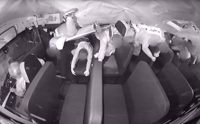 Video zachytáva nehodu školského autobusu, ktorý sa prevrátil v USA. Študenti sa pár sekúnd vznášali vo vzduchu Video zachytáva nehodu školského autobusu, ktorý sa prevrátil v USA. Študenti sa pár sekúnd vznášali vo vzduchu