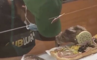 VIDEO: Zamestnankyňa Subwayu zaspala pri práci, hlava jej spadla rovno na sendvič VIDEO: Zamestnankyňa Subwayu zaspala pri práci, hlava jej spadla rovno na sendvič