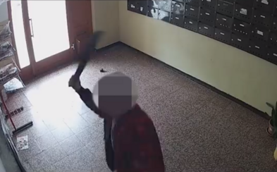Video zaznamenáva, ako Slovák rozmlátil mačetou kamery v paneláku. Údajne mu prekážalo, že ho snímajú, keď ide na návštevu Video zaznamenáva, ako Slovák rozmlátil mačetou kamery v paneláku. Údajne mu prekážalo, že ho snímajú, keď ide na návštevu