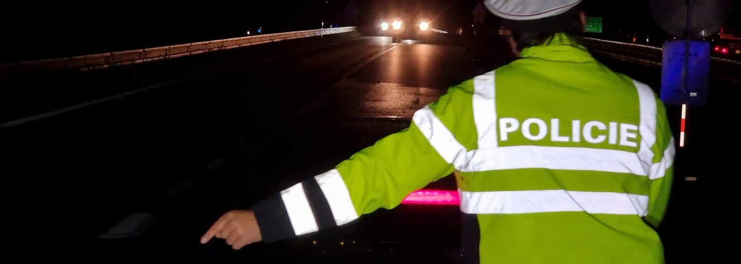 VIDEO: Zdrogovaný muž s pětiletým zákazem řízení ujížděl v Brně policii, za jízdy vyskočil do srázu