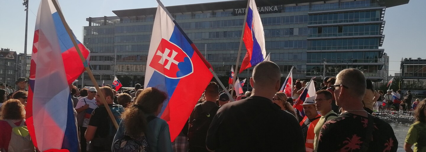 VIDEO: Žena hádzala vajcia po médiách, muži napadli kameramana a protestujúci búchali či pľuli na autá