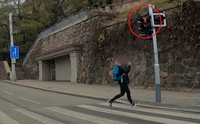 VIDEO: Žena v Brně přebíhala na červenou. Na auto, v němž seděli policisté, ukázala prostředníček VIDEO: Žena v Brně přebíhala na červenou. Na auto, v němž seděli policisté, ukázala prostředníček