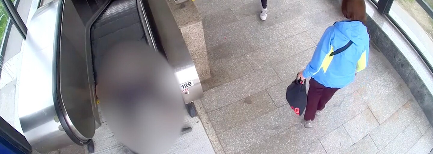 VIDEO: Žena v Praze chtěla okrást 93letého seniora. Ten spadl na eskalátoru a ztratil vědomí, kolemjdoucí mu nepomohli