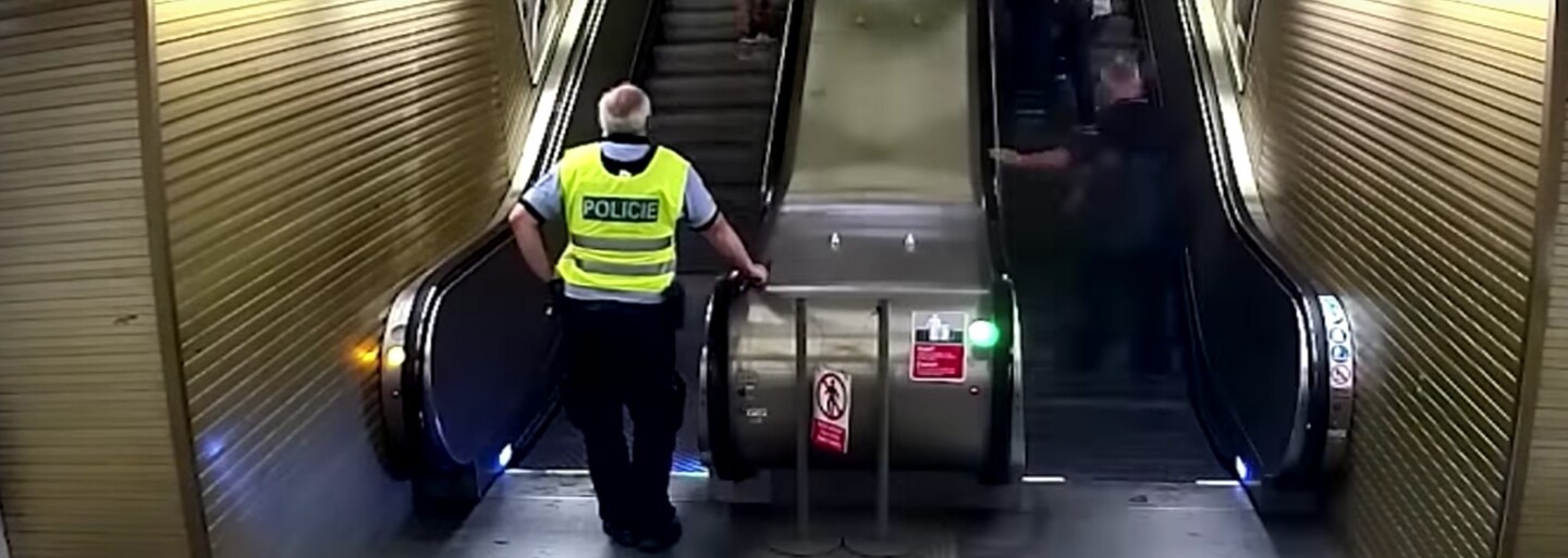 VIDEO: Zloděj se v Praze snažil utéci před policií na eskalátoru v protisměru
