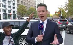 VIDEO: Zpravodaj ČT čelil v ulicích USA bláznivému přílivu slavících lidí. Zvládl to s bravurou