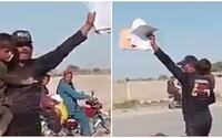VIDEO: Zúfalý pakistanský policajt sa na ulici snažil predať svoje deti. Príčinou bola korupcia zo strany nadriadeného