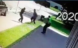 VIDEO: Zverejnili záznam, ktorý zachytáva ako dvaja mladí policajti spacifikovali útočníka z Vrútok