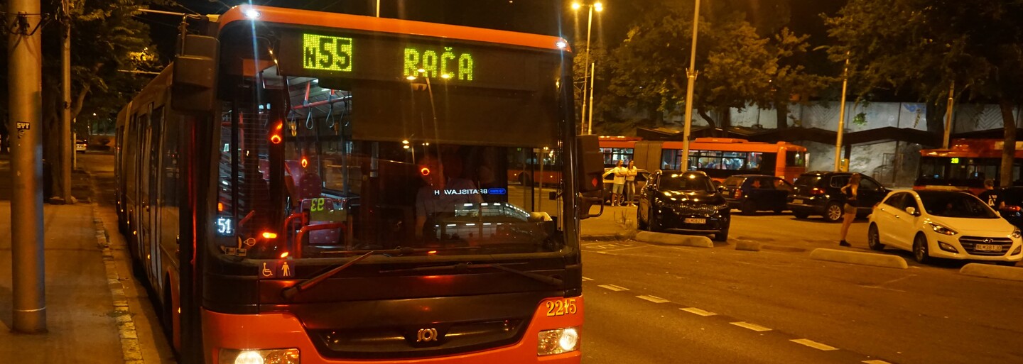 Vie, ako na mladých ľudí aj bezdomovcov. Vodič nočnej MHD Michal zažil v autobuse aj bitku (Rozhovor)