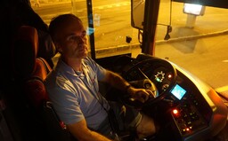 Vie, ako na mladých ľudí aj bezdomovcov. Vodič nočnej MHD Michal zažil v autobuse aj bitku (Rozhovor)
