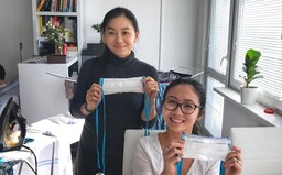 Vietnamci v Česku pomáhají lékařům vařením jídla, vybrali peníze na plicní ventilátor a pro občany šijí roušky zdarma