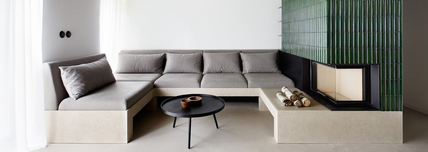 Víkendový apartmán, ktorý kombinuje prírodné materiály s modernou. Dominantným prvkom je kontrastný zelený krb