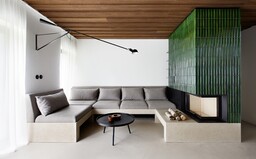 Víkendový apartmán, ktorý kombinuje prírodné materiály s modernou. Dominantným prvkom je kontrastný zelený krb