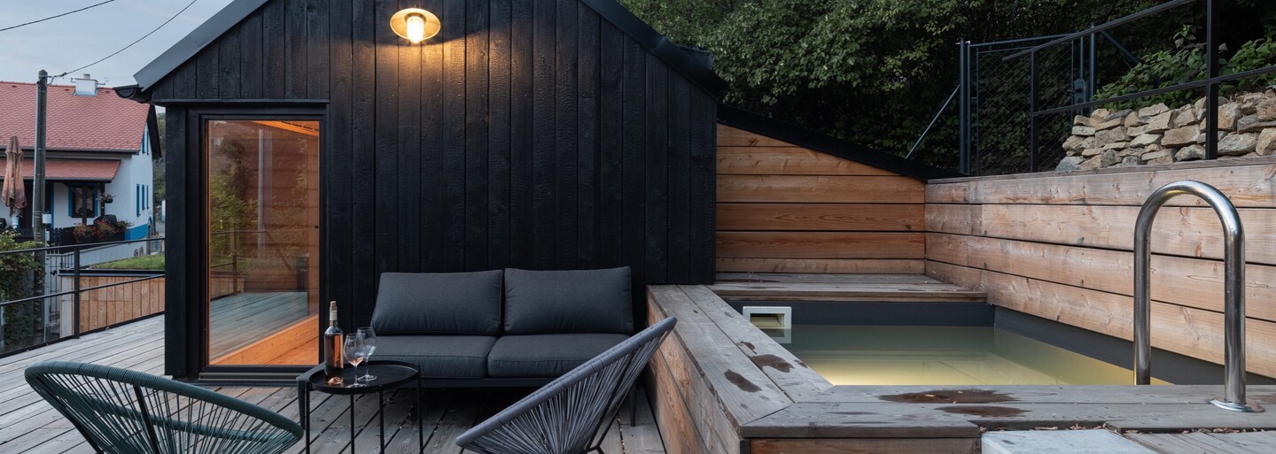 Víkendový dům schovaný mezi vinnými sklepy, ve kterém architekti skloubili moderní design s původní stavbou