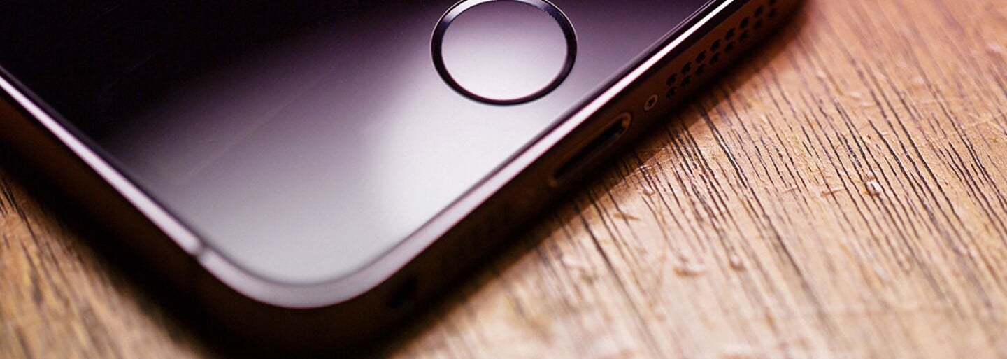 Víme, jak bude vypadat čtyřpalcový iPhone 5se. Jeho přesnou podobu odhalily uniklé rendery