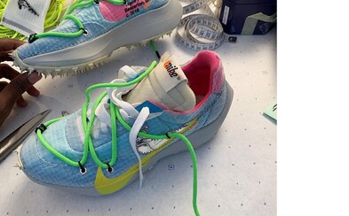 Virgil Abloh predstavil na parížskom týždni módy tenisky zo spolupráce Off-White a Nike Virgil Abloh predstavil na parížskom týždni módy tenisky zo spolupráce Off-White a Nike