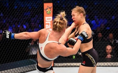 Vítězná šňůra Rondy Rousey byla ukončena výstavním KO. Kop do hlavy už neustála Vítězná šňůra Rondy Rousey byla ukončena výstavním KO. Kop do hlavy už neustála