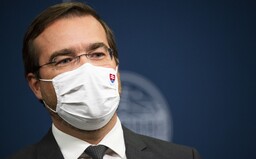 Vláda hľadá 20-tisíc zdravotníkov na celoplošné testovanie. Odbery bude robiť aj minister Krajčí