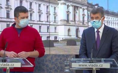 Vláda pohrozila, že přitvrdí, pokud občané nebudou respektovat přijatí opatření. Babiš se omluvil za nedostatek roušek Vláda pohrozila, že přitvrdí, pokud občané nebudou respektovat přijatí opatření. Babiš se omluvil za nedostatek roušek