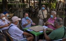 Vláda pošle poštou seniorům roušky a respirátor