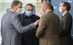Vláda prehodnotí opatrenia, ak sa počas celoplošného testovania veľká časť ľudí nedostane k testom