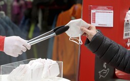 Vláda zrušila dočasně DPH na respirátory, ceny zlevní od středy