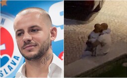 Vladimírovi Weissovi hrozí trest pre pikantné video, v ktorom si vymieňal nežnosti s Kmotríkom a močil na ulici