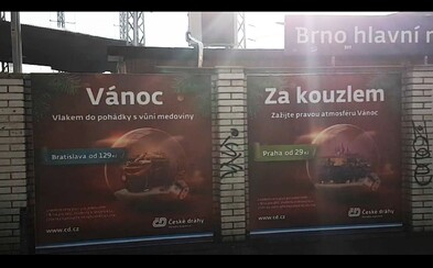vlakem! Pojeďte, Vánoc Za kouzlem. V Brně vylepili oficiální plakát Českých drah opačně vlakem! Pojeďte, Vánoc Za kouzlem. V Brně vylepili oficiální plakát Českých drah opačně