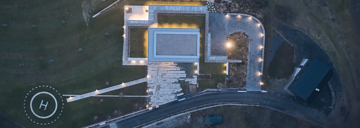 Vlastný heliport, súkromný krytý bazén a moderný dizajn. Vila Vlastibořice je bývanie ako vystrihnuté z filmu