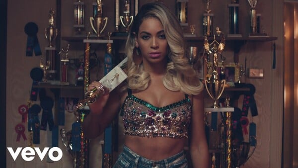 Kto napísal text songu Pretty Hurts od Beyoncé?