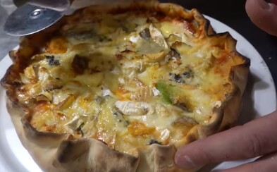Francouz upekl pizzu s 257 různými druhy sýra. Překonal tak předchozí světový rekord Francouz upekl pizzu s 257 různými druhy sýra. Překonal tak předchozí světový rekord