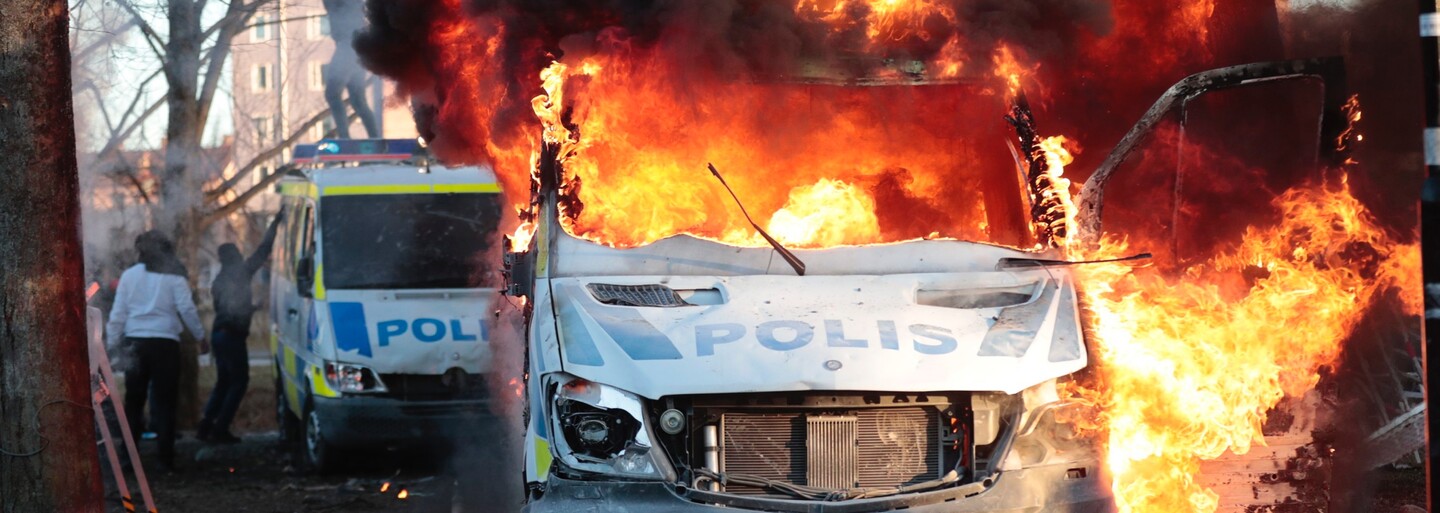 Vo Švédsku vypukli nepokoje pre plánované pálenie Koránu. Políciu zaskočila miera bezohľadnosti protestujúcich