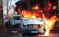 Vo Švédsku vypukli nepokoje pre plánované pálenie Koránu. Políciu zaskočila miera bezohľadnosti protestujúcich