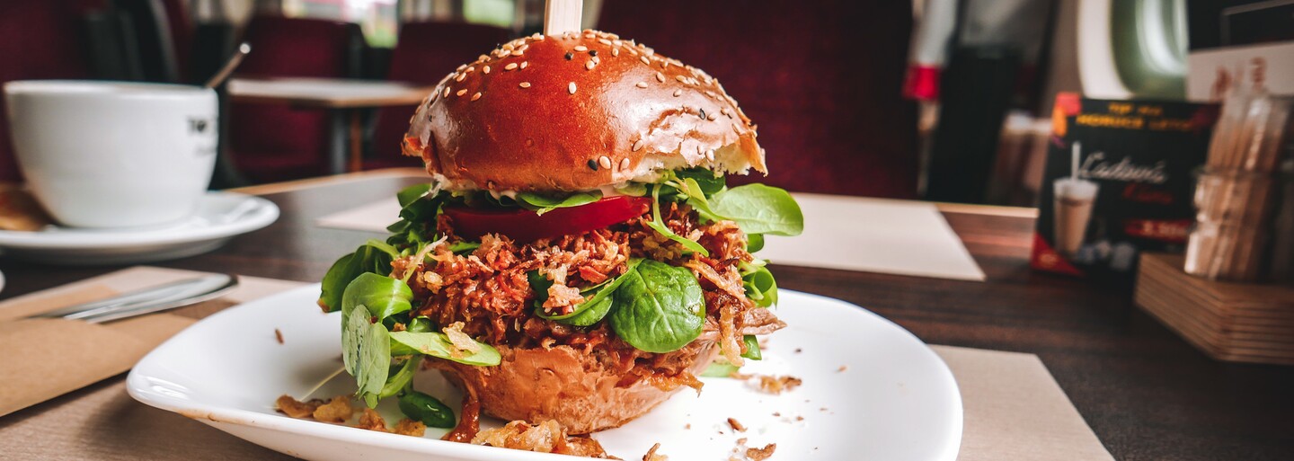 Vo vlaku ti urobia poctivý burger, ale aj hotdog väčší ako tanier. Ochutnali sme streetfood v jedálenskom vozni
