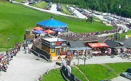 Vo Vysokých Tatrách sa tvoria nekonečné rady. Teplé počasie vylákalo do hôr stovky turistov