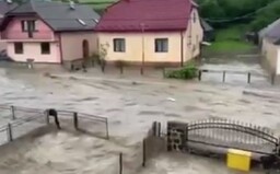 Voda zaplavila celú obec na východe Slovenska. Odnáša aj autá