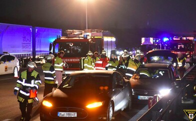 Řidič Tesly zřejmě zachránil život šoférovi přímo na dálnici. Nechal ho do sebe narazit, protože za volantem upadl do bezvědomí Řidič Tesly zřejmě zachránil život šoférovi přímo na dálnici. Nechal ho do sebe narazit, protože za volantem upadl do bezvědomí