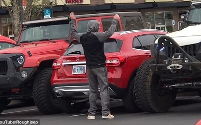 Řidiči dvou Jeepů perfektně potrestali arogantního řidiče Mercedesu. Do svého auta se pak musel dostávat přes kufr Řidiči dvou Jeepů perfektně potrestali arogantního řidiče Mercedesu. Do svého auta se pak musel dostávat přes kufr