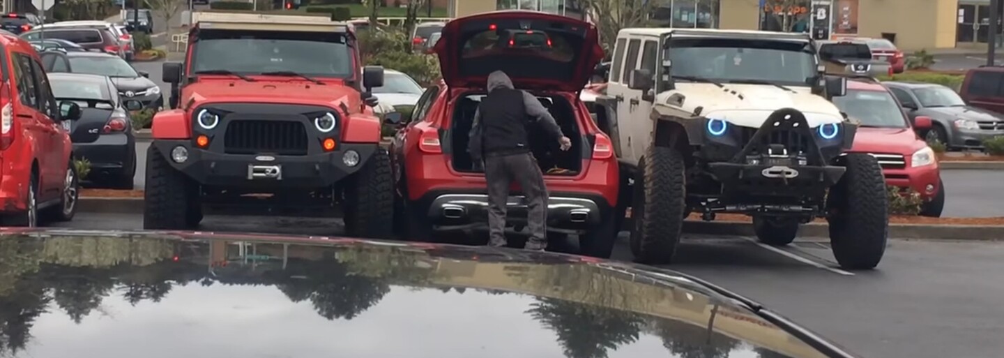 Řidiči dvou Jeepů perfektně potrestali arogantního řidiče Mercedesu. Do svého auta se pak musel dostávat přes kufr