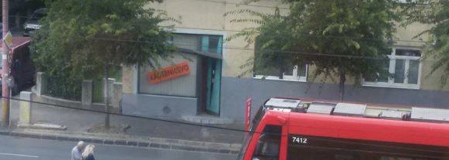 Vodička MHD nielenže počkala na slepca, no vybehla z električky a pomohla mu nastúpiť. Dobrý skutok ľudí na internete dojal
