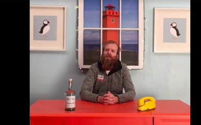 Vodka zaželala každému Islanďanovi osobitne "Šťastné sviatky" vďaka živému prenosu na Facebooku. Kreatívna kampaň ľudí oslovila Vodka zaželala každému Islanďanovi osobitne "Šťastné sviatky" vďaka živému prenosu na Facebooku. Kreatívna kampaň ľudí oslovila