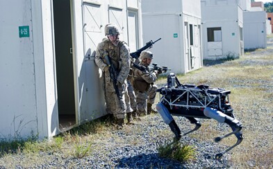 Vojáci otestovali robotického psa od Googlu v simulovaném boji. Podařilo se mu obstát? Vojáci otestovali robotického psa od Googlu v simulovaném boji. Podařilo se mu obstát?
